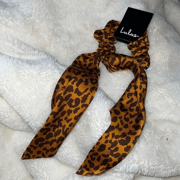 Lulus Accessories - LULUS leopard hair scrunchie